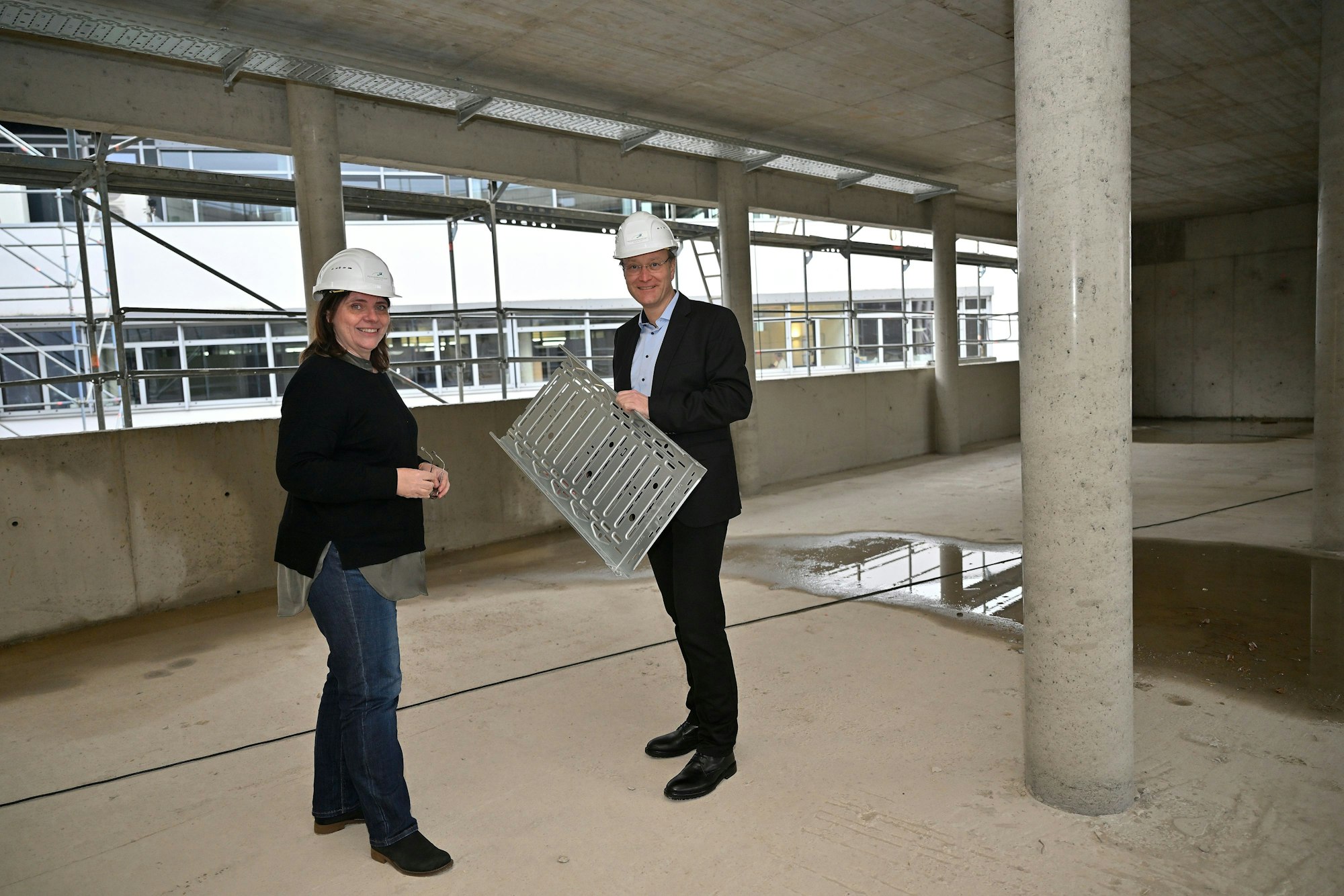 Isabelle Schiffer und Markus Otto im Rohbau in Bergisch Gladbach.