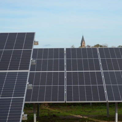 Es sind mehrere Solarpaneele zu sehen.