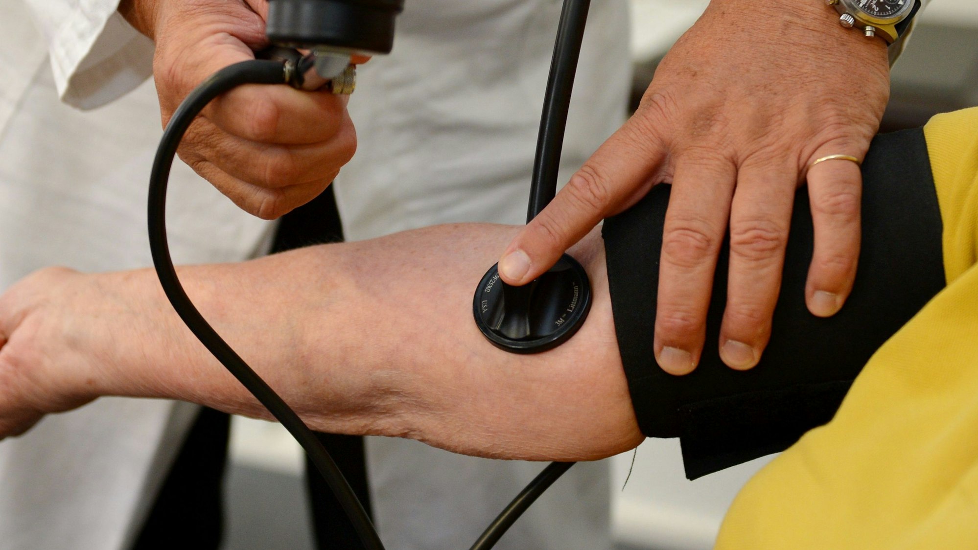 Ein Arzt misst den Blutdruck.
