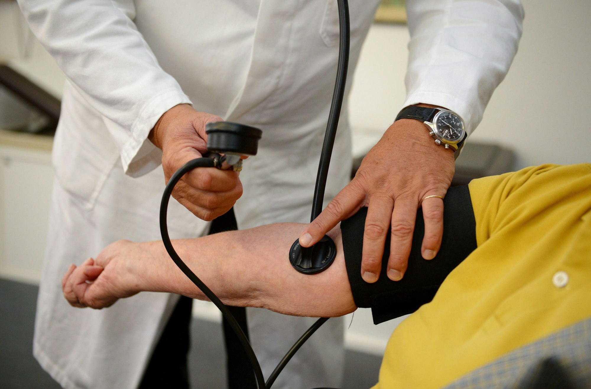 ARCHIV - 18.09.2013, Baden-Württemberg, Stuttgart: Ein Hausarzt misst in seiner Praxis einer Patientin den Blutdruck. (zu dpa: Verband schlägt Alarm wegen der vielen ausscheidenden Hausärzte») Foto: Bernd Weißbrod/dpa +++ dpa-Bildfunk +++