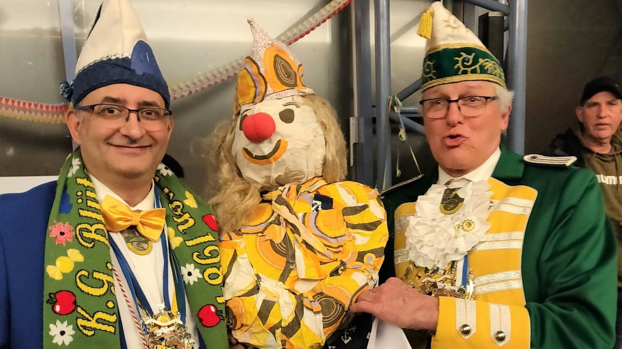 Michael Pölcher und Stefan Clemen halten die Puppe des Nubbels