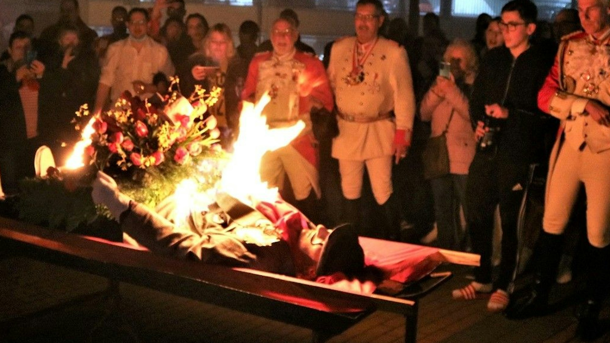 Das Bild zeigt Uniformierte der Prinzengarde vor dem brennenden Nubbel.
