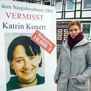 Annegret Dau-Rödel, Leiterin der Ermittlungsgruppe „Konert“ der Polizei, steht neben einem Plakat zum Fall der vermissten Katrin Konert.