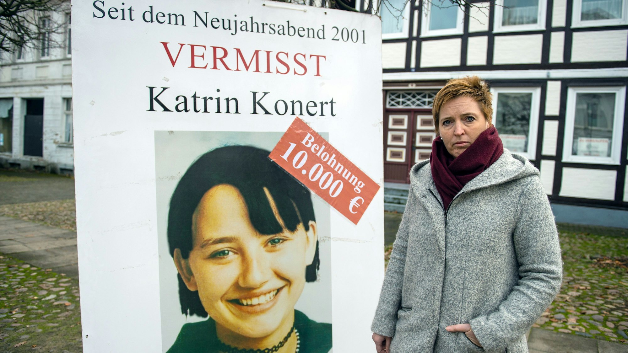 Annegret Dau-Rödel, Leiterin der Ermittlungsgruppe „Konert“ der Polizei, steht neben einem Plakat zum Fall der vermissten Katrin Konert.