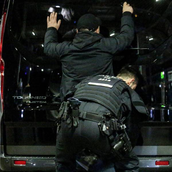 Ein Mann wird von der Polizei in Gewahrsam genommen. Vor dem Champions-League-Duell zwischen Eintracht Frankfurt und dem SSC Neapel haben am Dienstag zwischen 50 und 100 Frankfurter Fans mehrere italienische Fahrzeuge und Neapel-Fans in der Nähe des Stadions angegriffen.