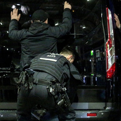 Ein Mann wird von der Polizei in Gewahrsam genommen. Vor dem Champions-League-Duell zwischen Eintracht Frankfurt und dem SSC Neapel haben am Dienstag zwischen 50 und 100 Frankfurter Fans mehrere italienische Fahrzeuge und Neapel-Fans in der Nähe des Stadions angegriffen.