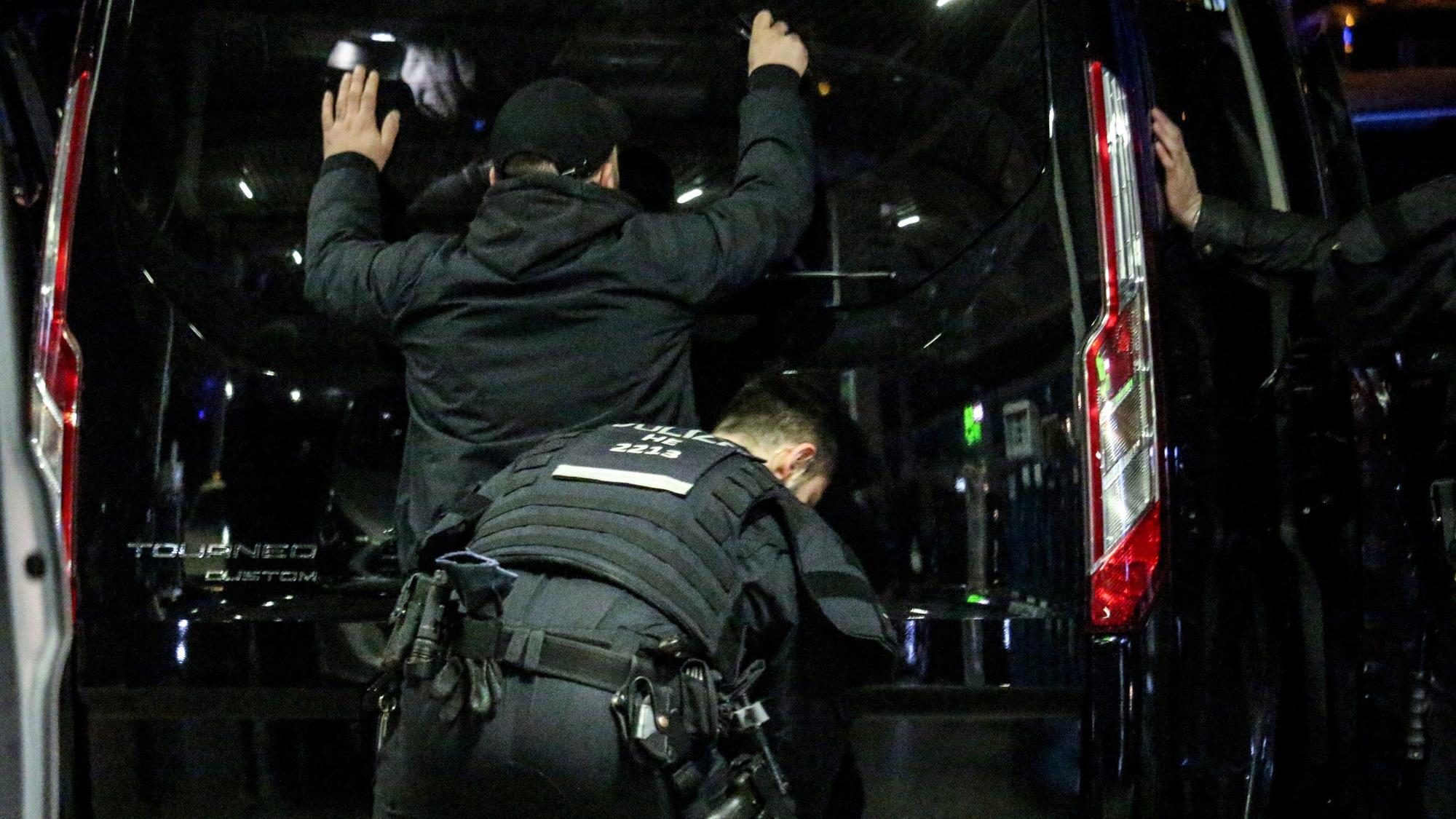 Ein Mann wird von der Polizei in Gewahrsam genommen. Vor dem Champions-League-Duell zwischen Eintracht Frankfurt und dem SSC Neapel haben am Dienstag zwischen 50 und 100 Frankfurter Fans mehrere italienische Fahrzeuge und Neapel-Fans in der Nähe des Stadions angegriffen.