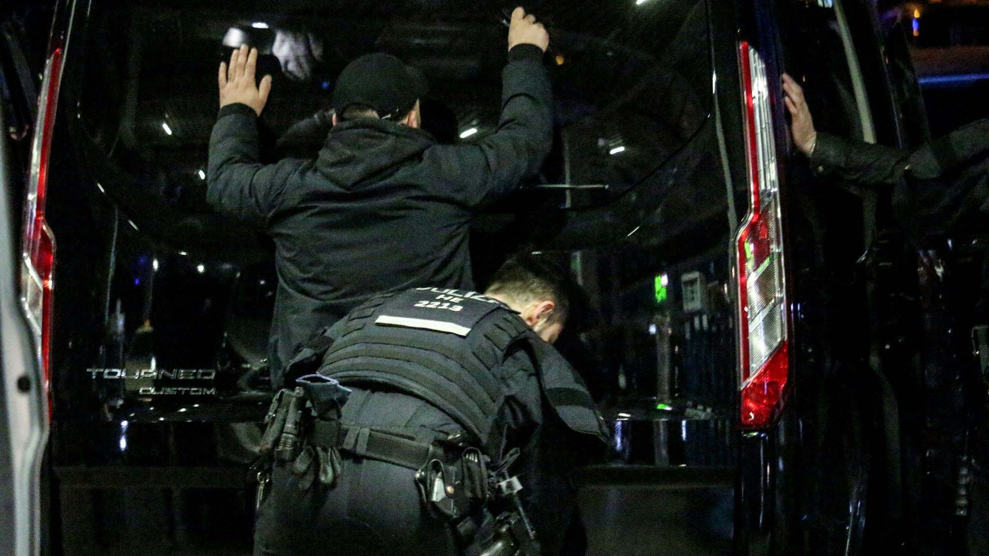 Ein Mann wird von der Polizei in Gewahrsam genommen. Vor dem Champions-League-Duell zwischen Eintracht Frankfurt und dem SSC Neapel haben am Dienstag zwischen 50 und 100 Frankfurter Fans mehrere italienische Fahrzeuge und Neapel-Fans in der Nähe des Stadions angegriffen.
