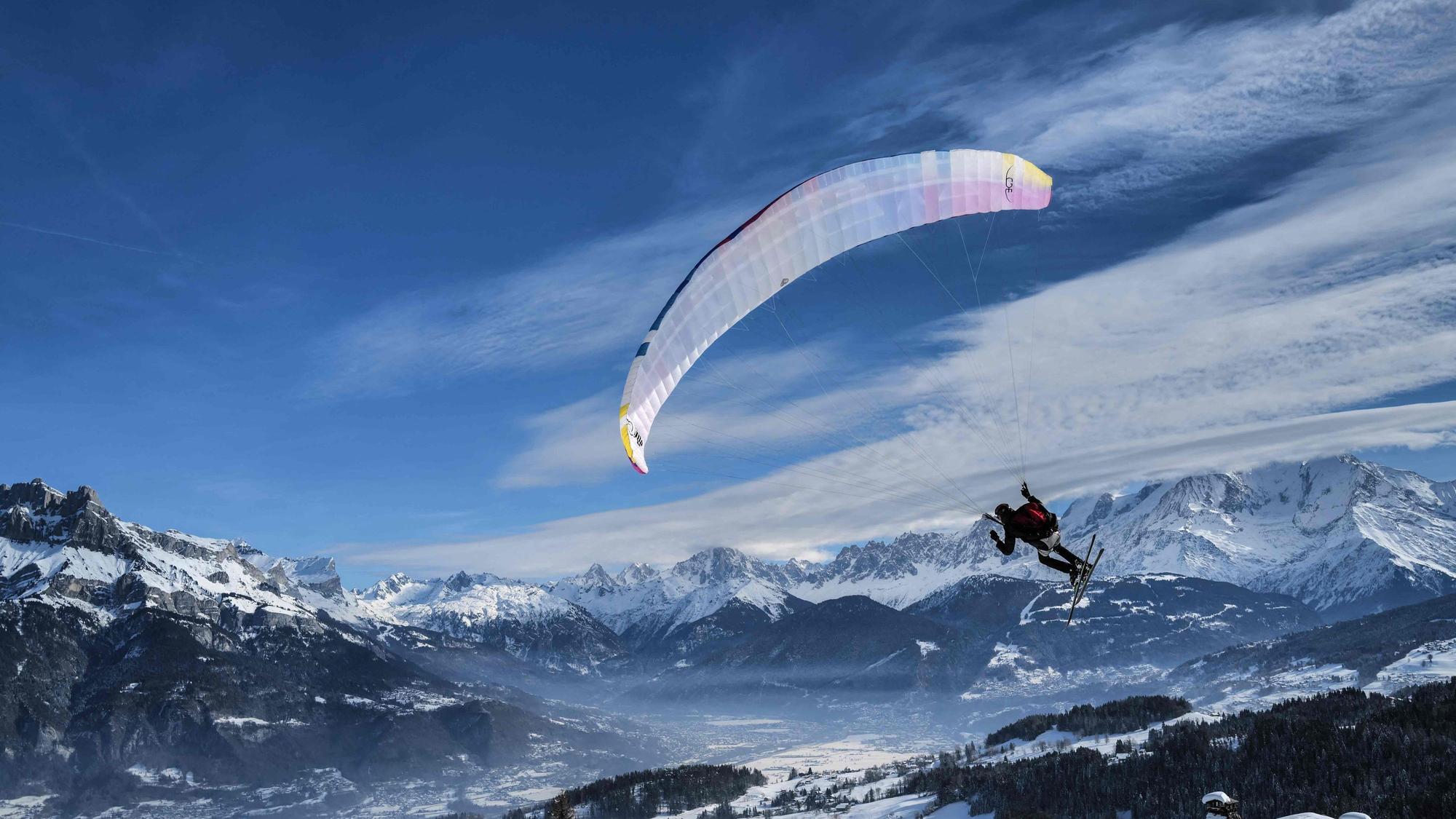Paraglider in den Alpen (Symbolbild)