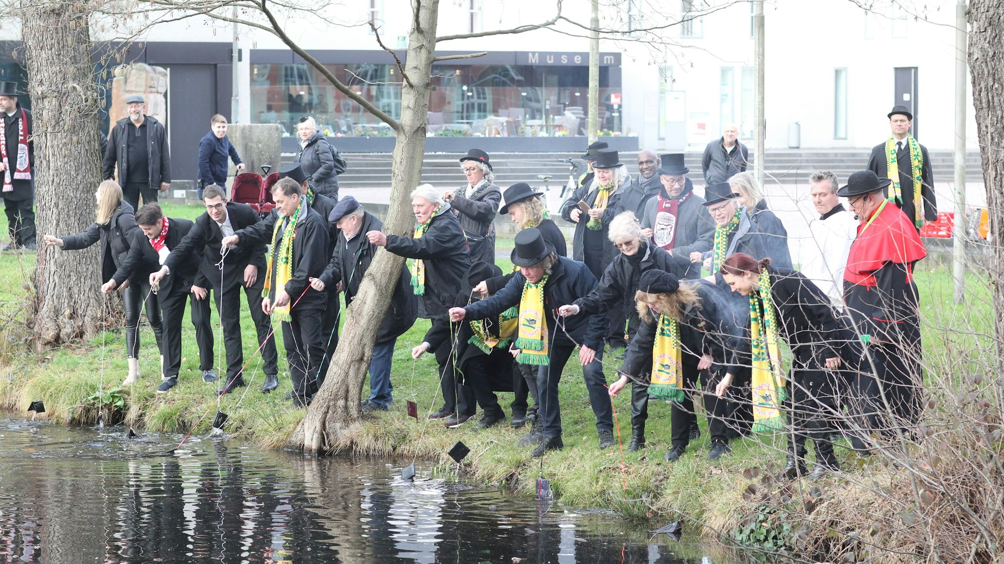 Die Karnevalisten haben in Troisdorf am Burggraben der Burg Wissem an Aschermittwoch traditionell die Geldbeutel ausgewaschen.