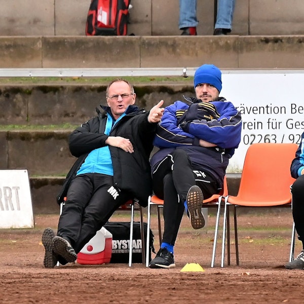 06.11.2022, Fussball-FC Leverkusen-FC Hürth
links: TR: Michael Kunz (Leverkusen)
Foto: Uli Herhaus