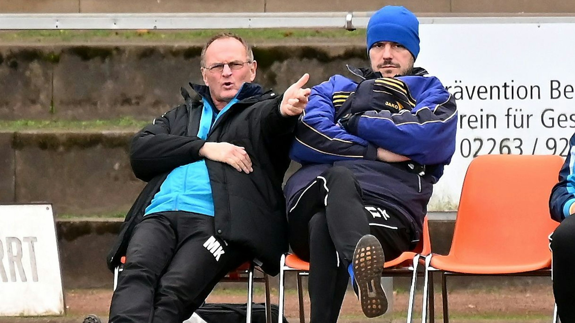 06.11.2022, Fussball-FC Leverkusen-FC Hürth
links: TR: Michael Kunz (Leverkusen)
Foto: Uli Herhaus