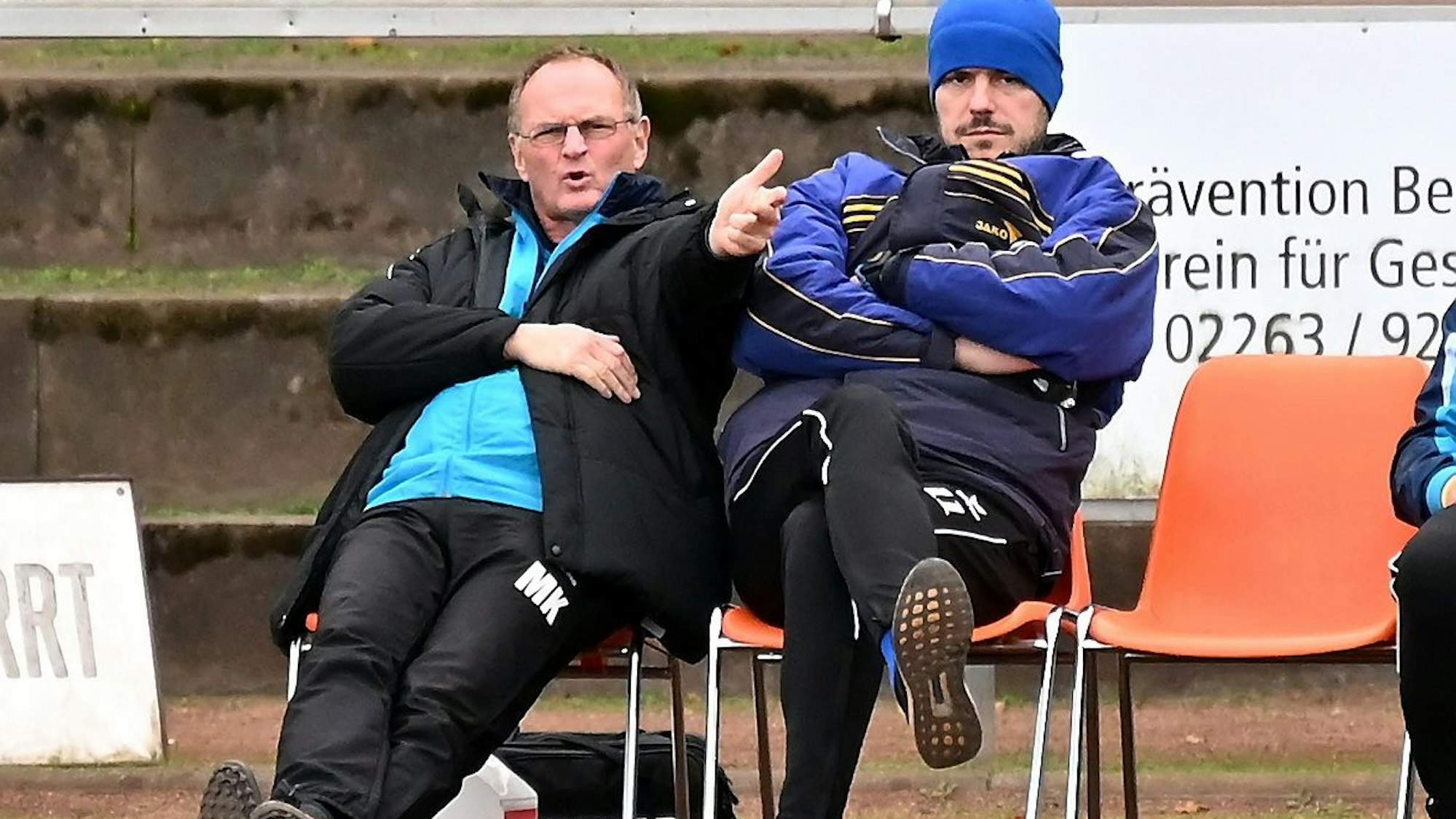 06.11.2022, Fussball-FC Leverkusen-FC Hürth
links: TR: Michael Kunz (Leverkusen)
Foto: Uli Herhaus