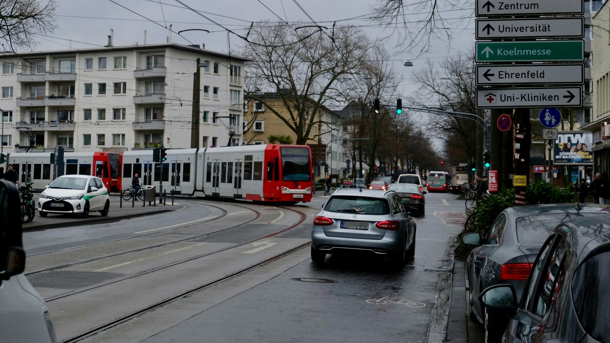 Die Linie 7 biegt vor dem Lindenthaler Teil der Dürener Straße, wo sich zahlreiche Geschäfte und Lokale befinden, auf den Gürtel ab.