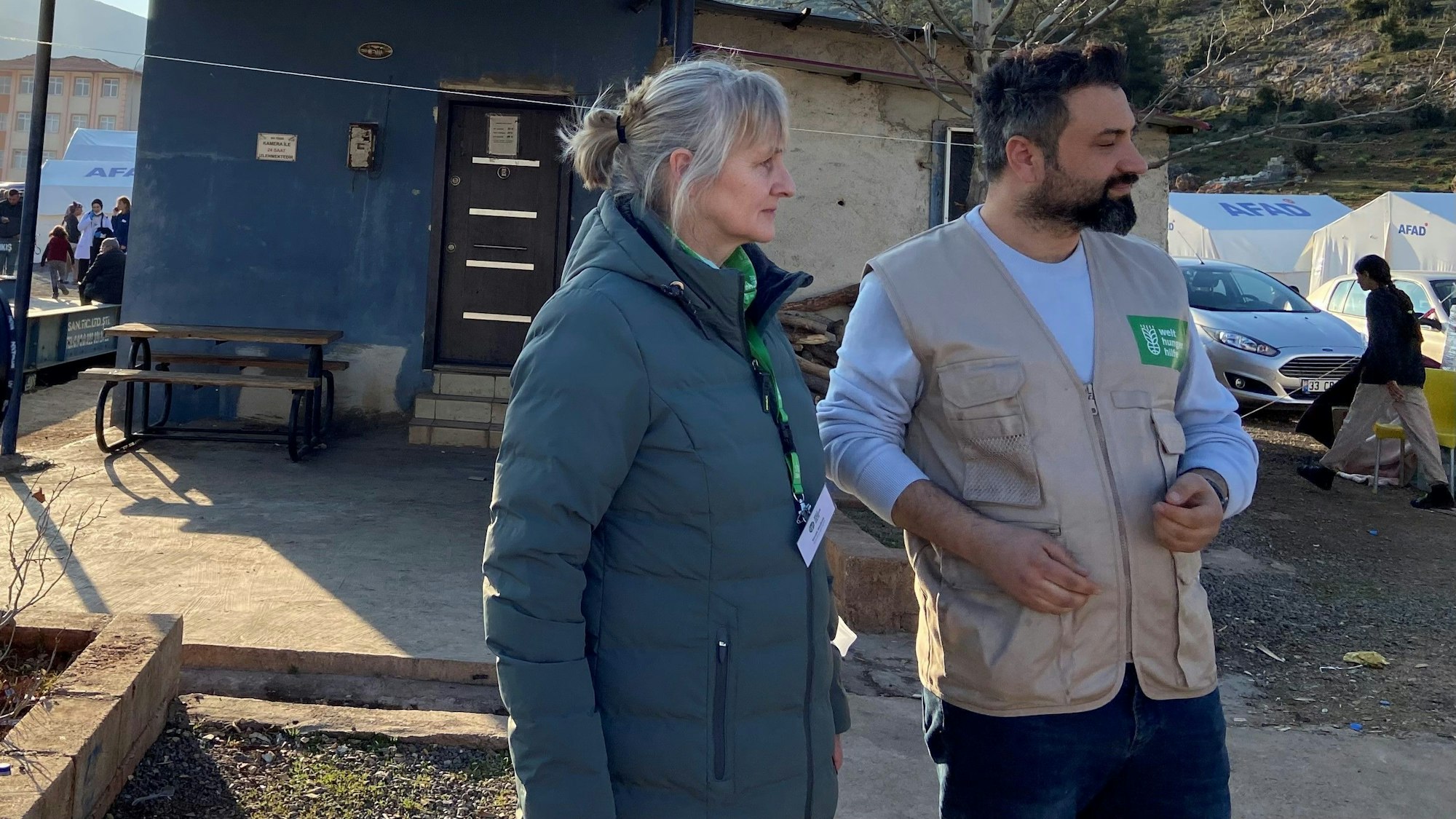 Kerstin Bandsom im Gespräch mit einem Welthungerhilfe-Kollegen