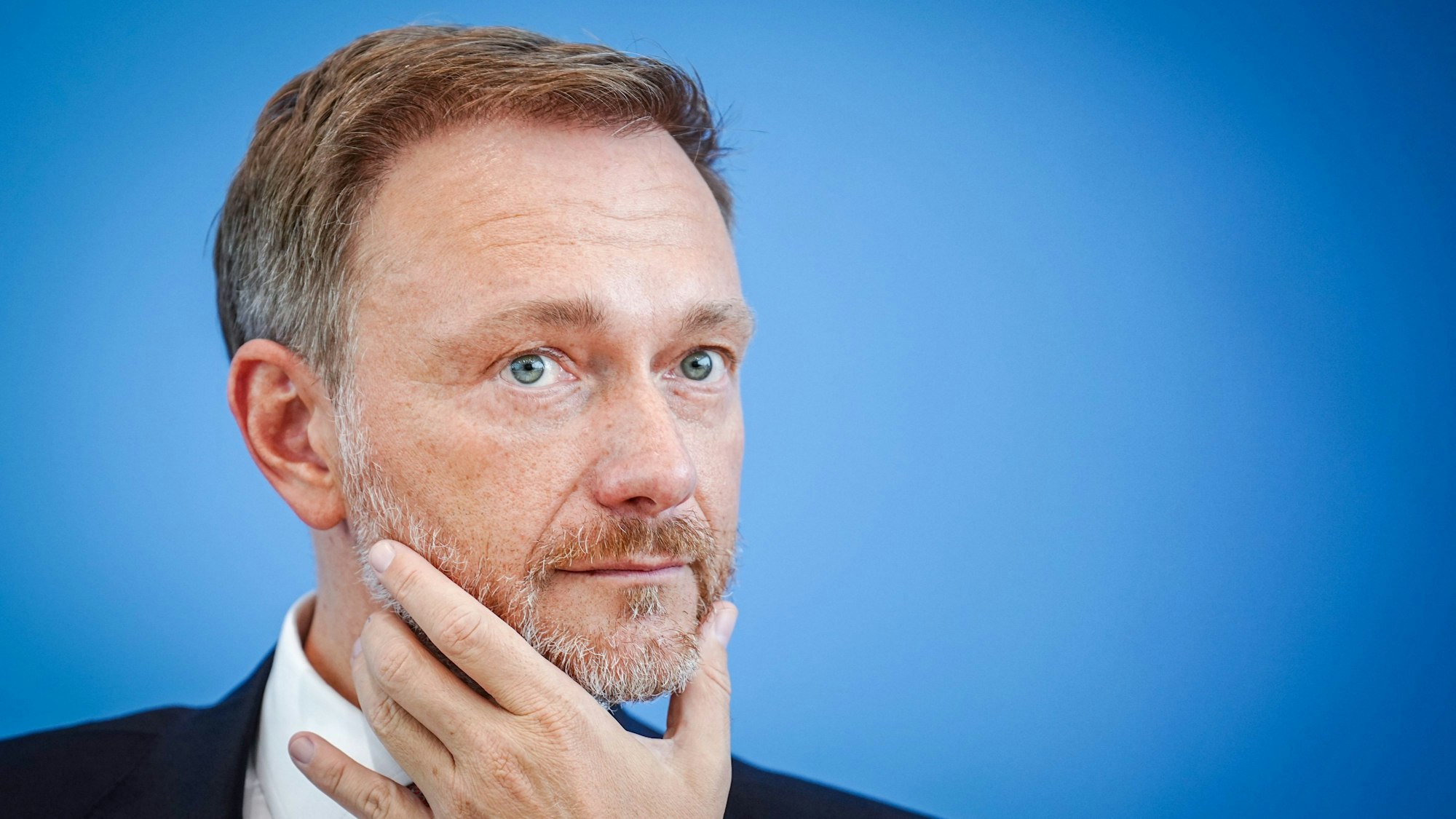 Christian Lindner streicht sich durch den Bart
