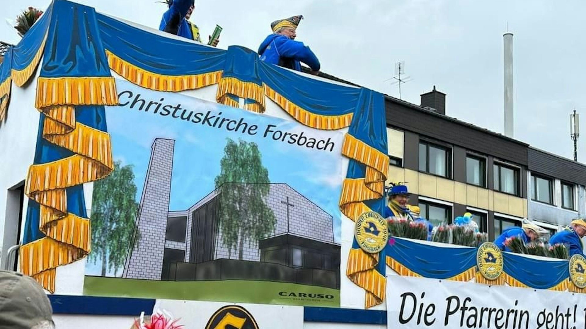 Ein Motivwagen des Senats der Dörper Einigkeit beim Forsbacher Karnevalszug machte die Zukunft der Christuskirche zum Thema. Foto: Sauer