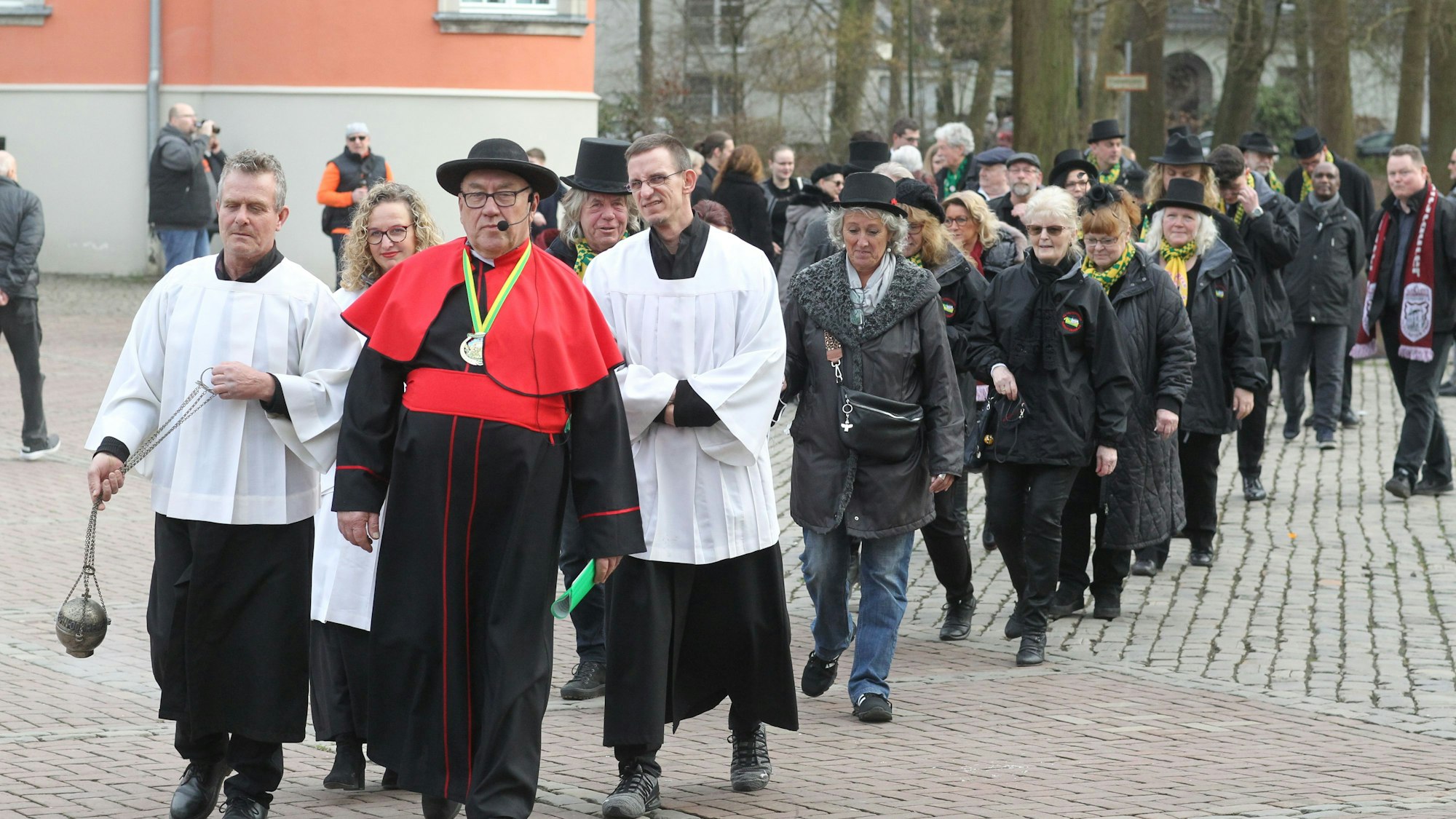 Im Trauerzug machten sich die Karnevalisten auf den Weg zum Burggraben.