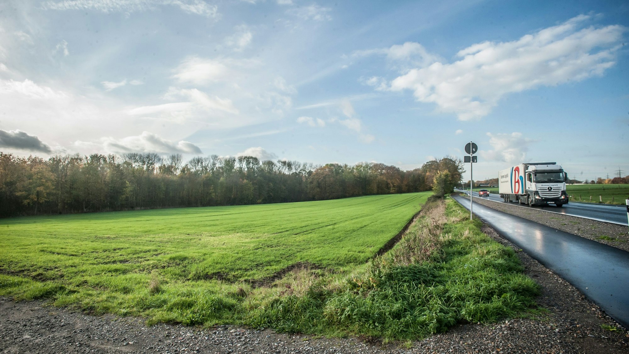 Die Grünfläche An den Heunen, auf der Straße fährt ein Lkw.