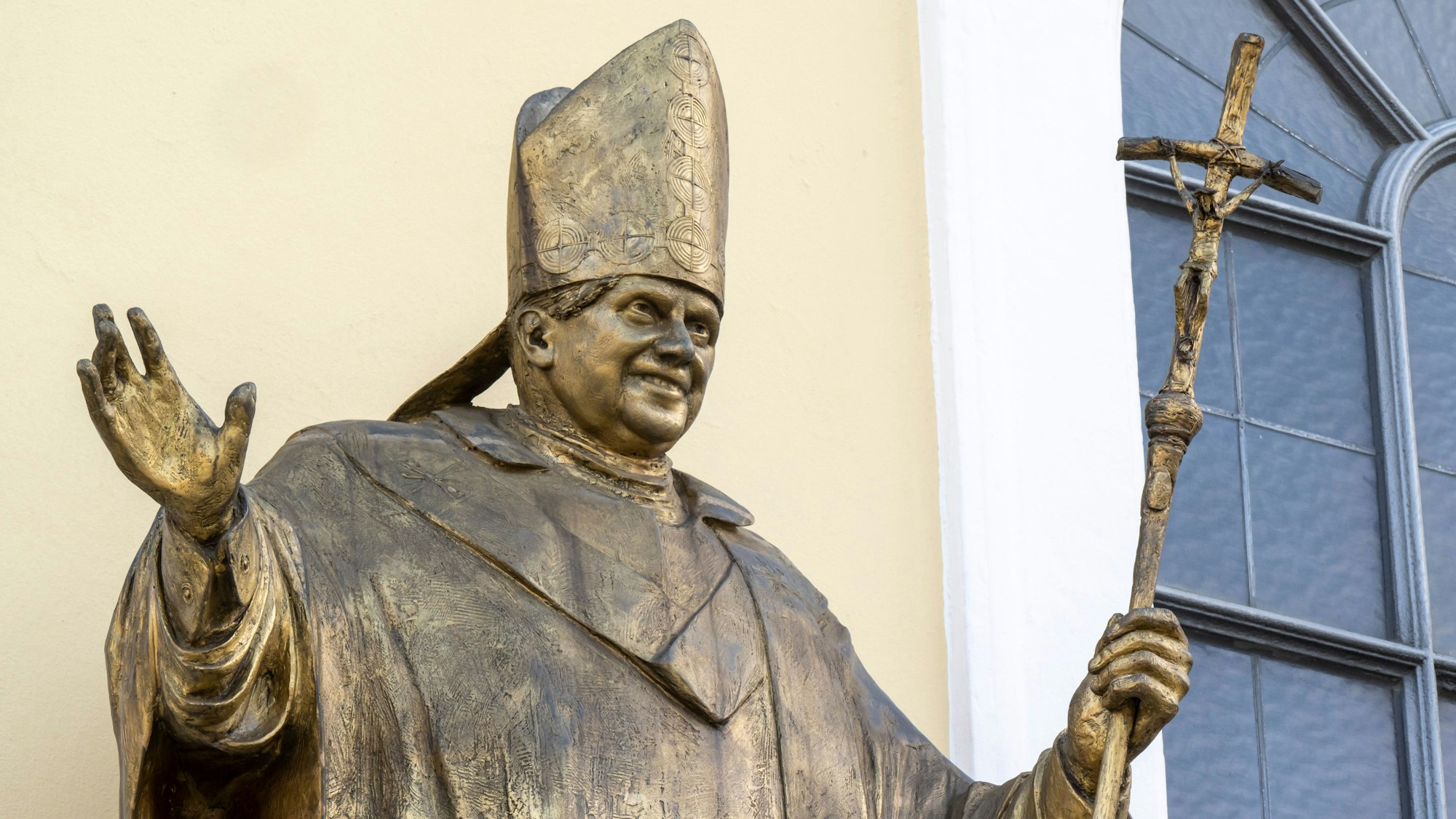 Eine Figur des früheren Papstes Benedikt XVI.