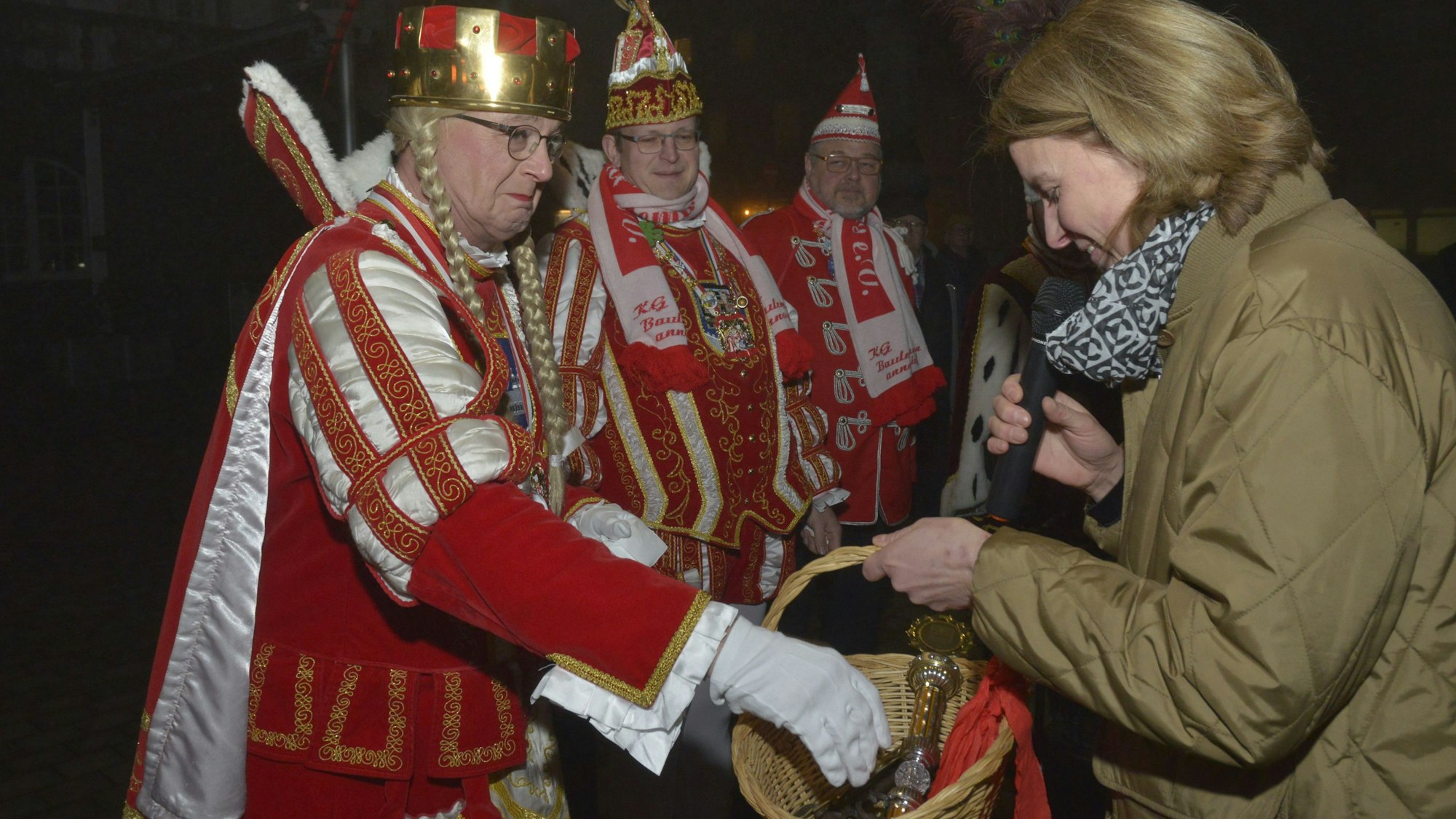 Jungfrau Dirklinde gibt die Insignien an Bürgermeisterin Anne Loth zurück.
