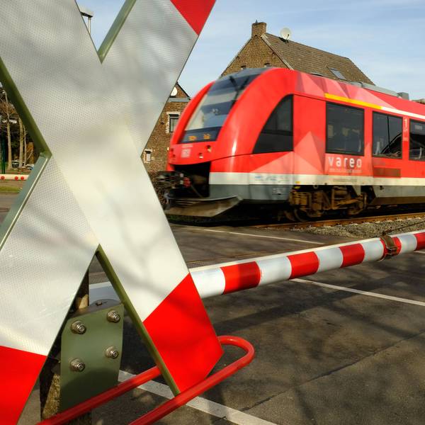 Ein Zug am Bahnübergang in Satzvey.