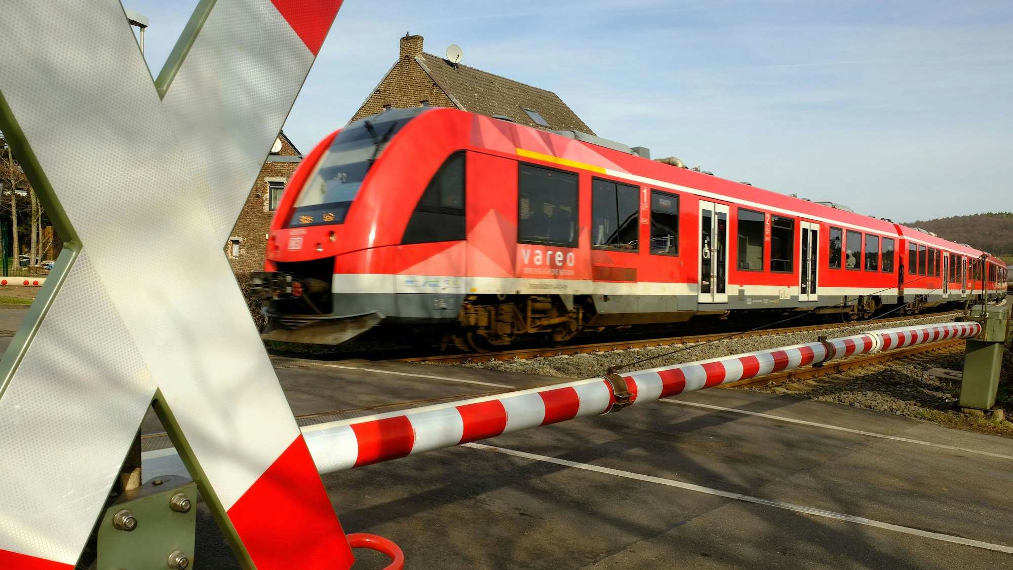 Ein Zug am Bahnübergang in Satzvey.