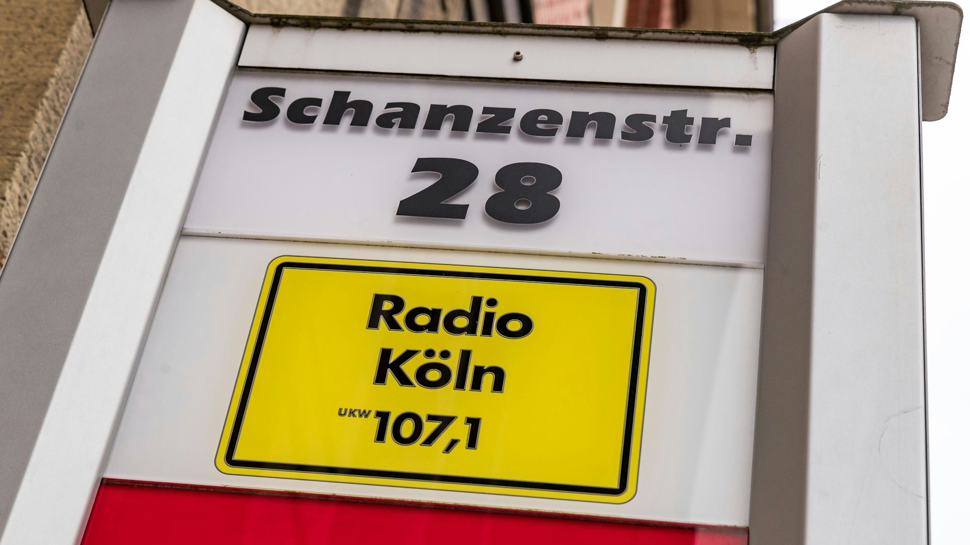 Schild von Radio Köln in der Schanzenstraße 28 in Köln-Mülheim