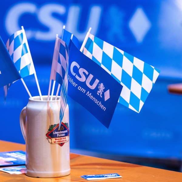 In Passau ist alles vorbereitet: Fähnchen mit dem bayerischen Rautenmuster und dem CSU-Logo stehen beim Politischen Aschermittwoch der CSU auf den Biertischen.