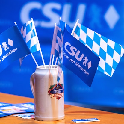In Passau ist alles vorbereitet: Fähnchen mit dem bayerischen Rautenmuster und dem CSU-Logo stehen beim Politischen Aschermittwoch der CSU auf den Biertischen.