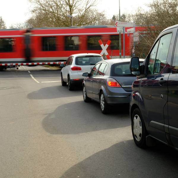 Geschlossene Schranke am Bahnübergang in Satzvey führt zu Stau des Autoverkehrs.