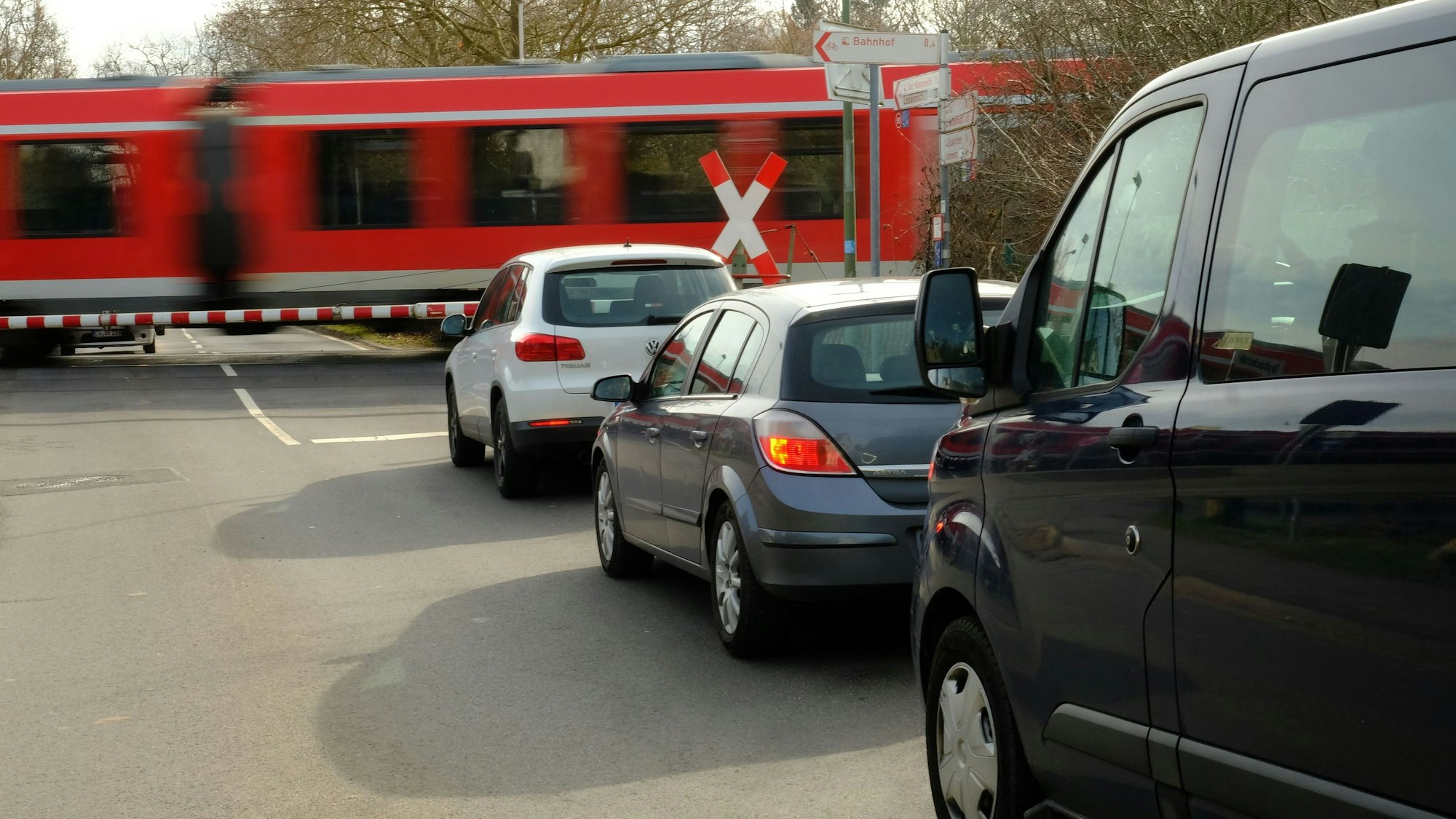 Geschlossene Schranke am Bahnübergang in Satzvey führt zu Stau des Autoverkehrs.