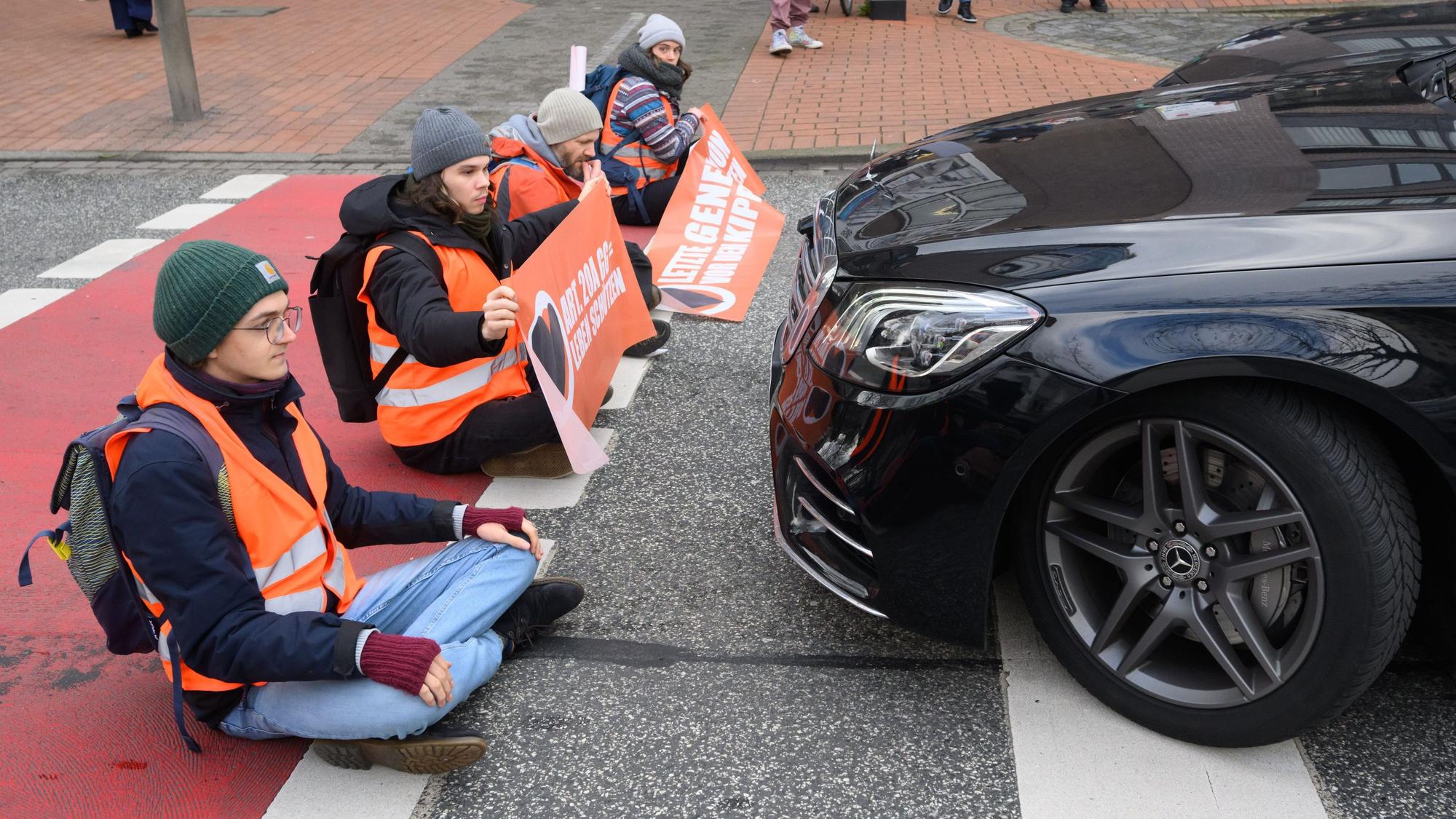 Hannover: Aktivisten der Gruppierung „Letzte Generation“ blockieren den Verkehr
