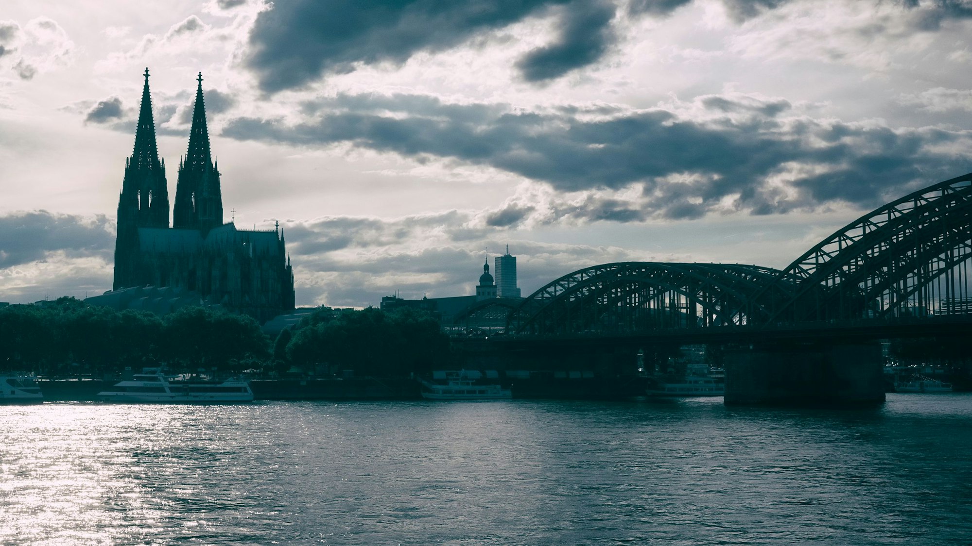 Der Kölner Dom und der Rhein im Gegenlicht