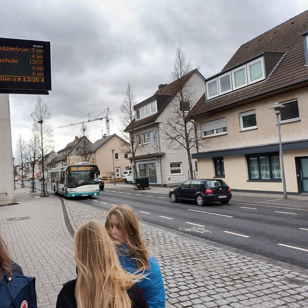 Es ist eine Bushaltestelle in Lohmar zu sehen, an der bereits eine elektronische Anzeigetafel eingesetzt wird.