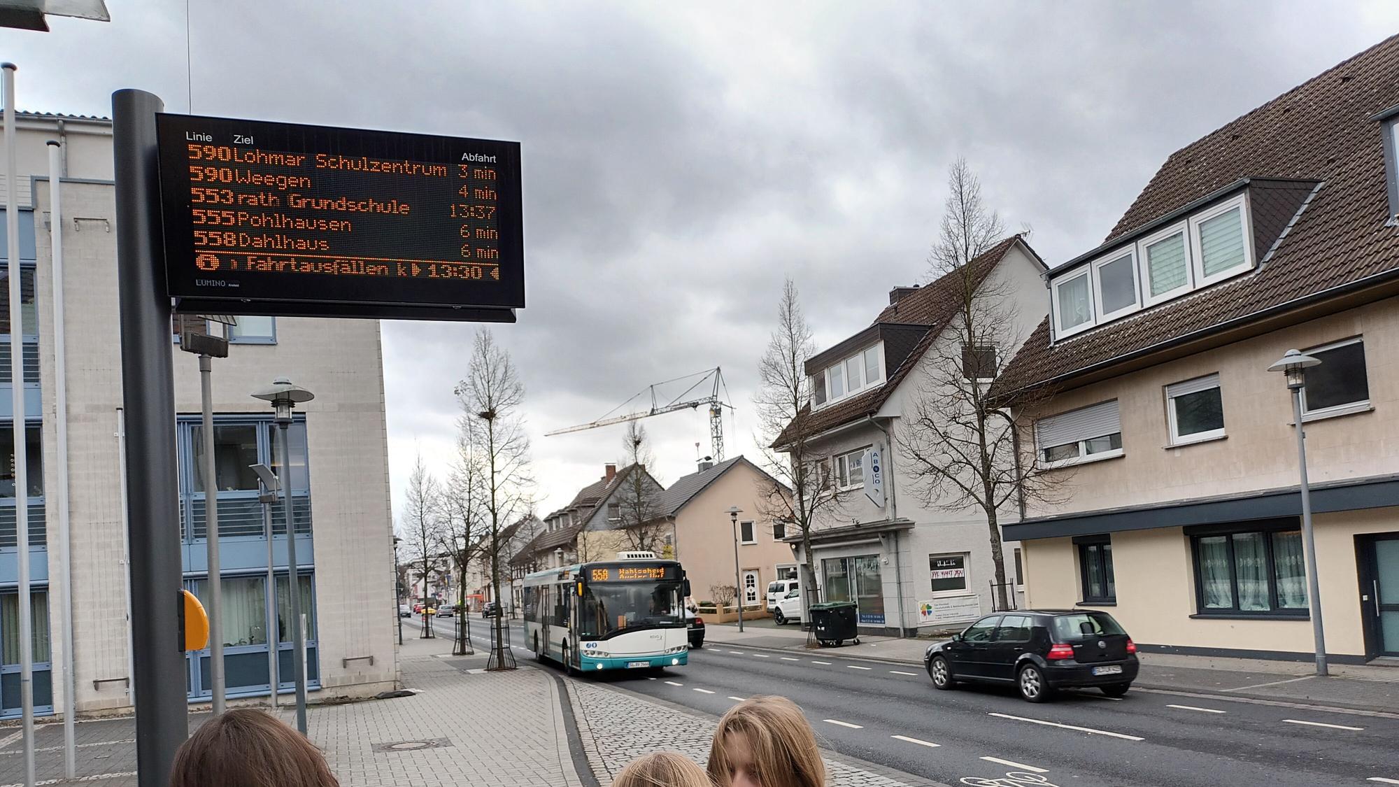 Es ist eine Bushaltestelle in Lohmar zu sehen, an der bereits eine elektronische Anzeigetafel eingesetzt wird.
