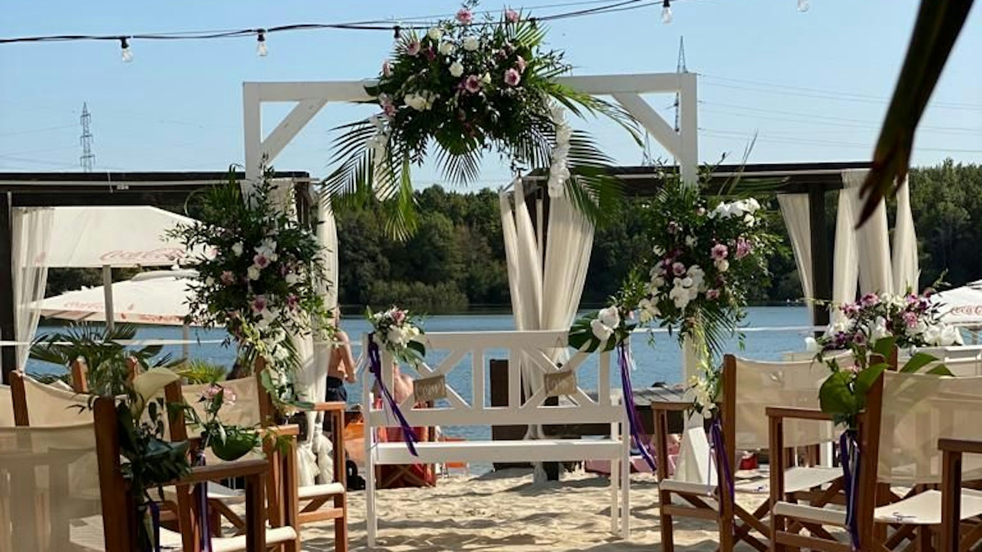 Es ist ein Strand zu sehen, an dem alles für eine Trauung vorbereitet ist.