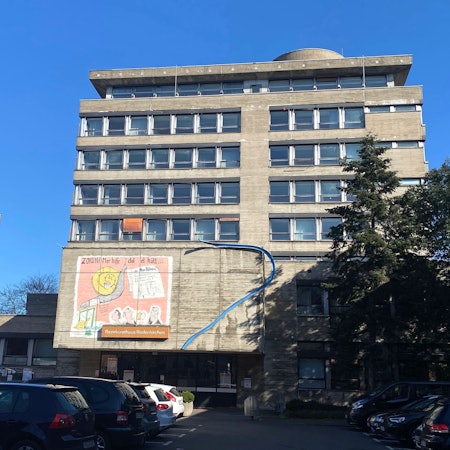 Das Rathaus in Rodenkirchen soll abgerissen und an gleicher Stelle neu gebaut werden.