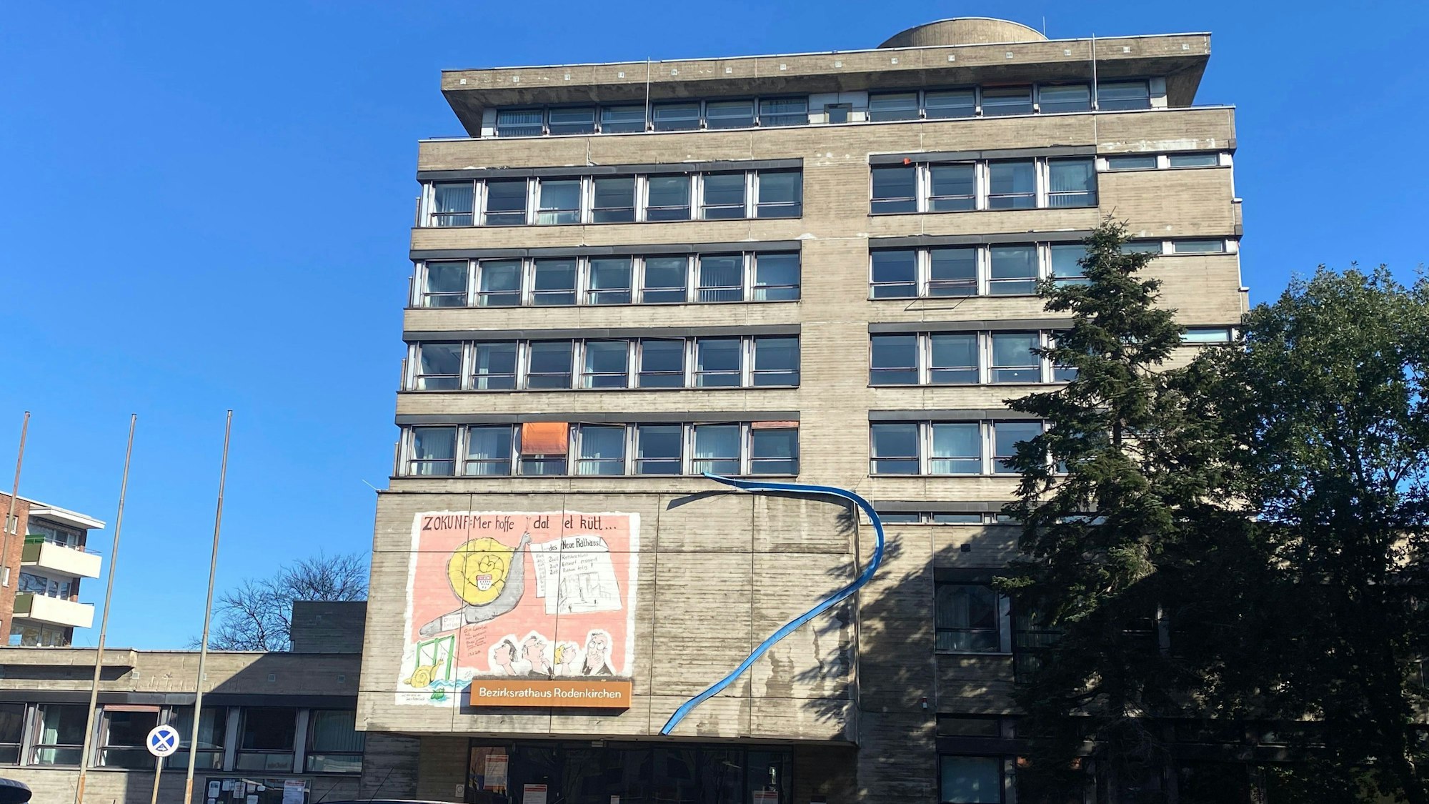 Das Rathaus in Rodenkirchen soll abgerissen und an gleicher Stelle neu gebaut werden.
