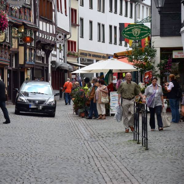 Ein Auto fährt im Jahr 2012 über die Orchheimer Straße in Bad Münstereifel, auf der auch Passanten schlendern.