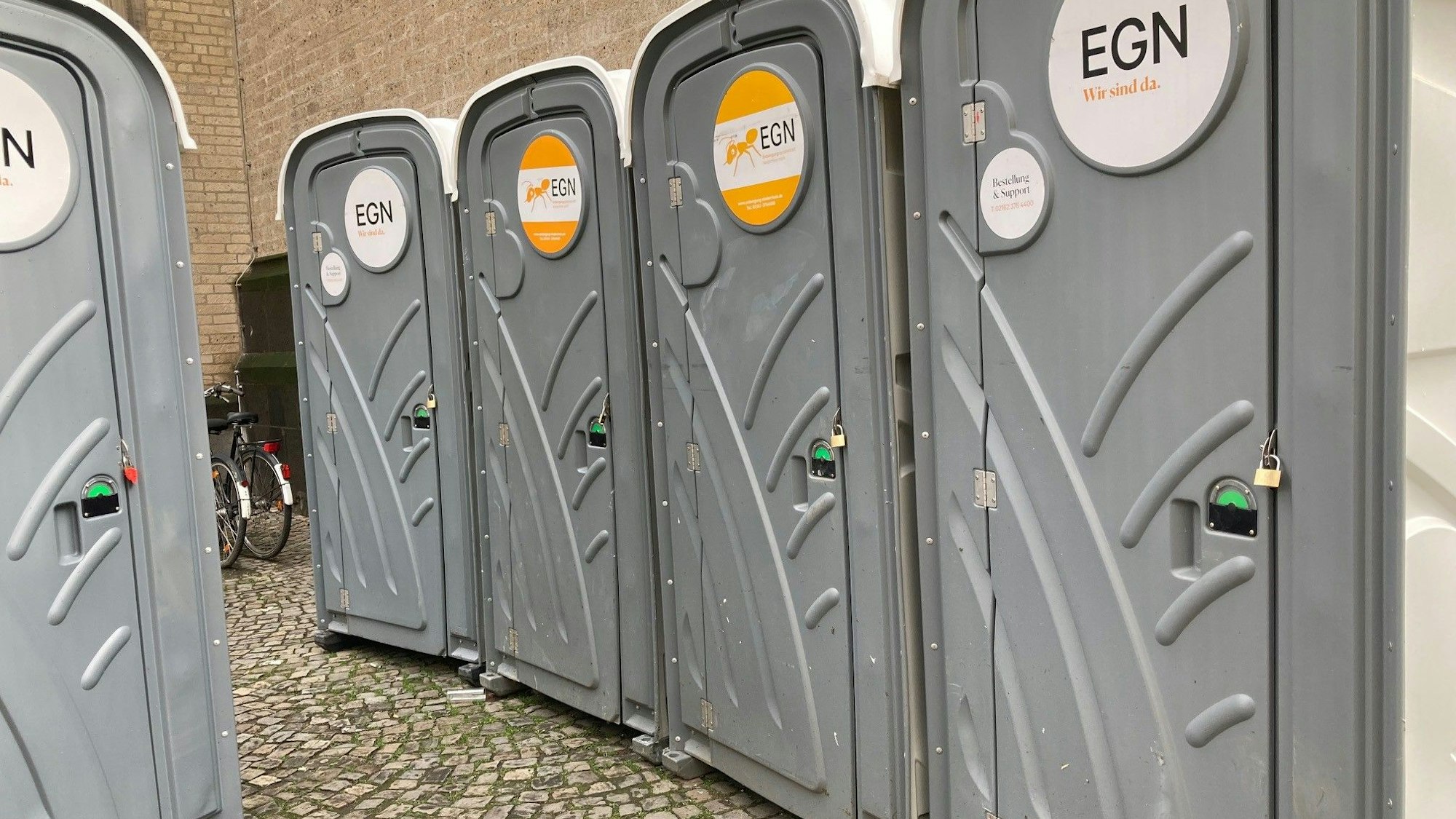 Mobile Toiletten mit Vorhängeschlössern.