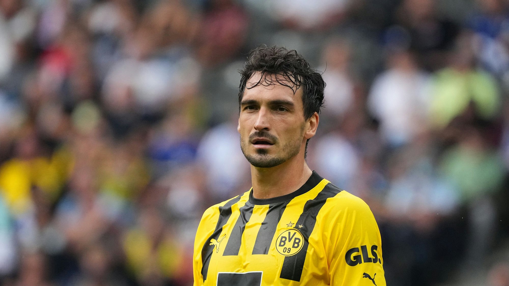 Mats Hummels hat nasse Haare und trägt ein nasses Trikot von Borussia Dortmund.