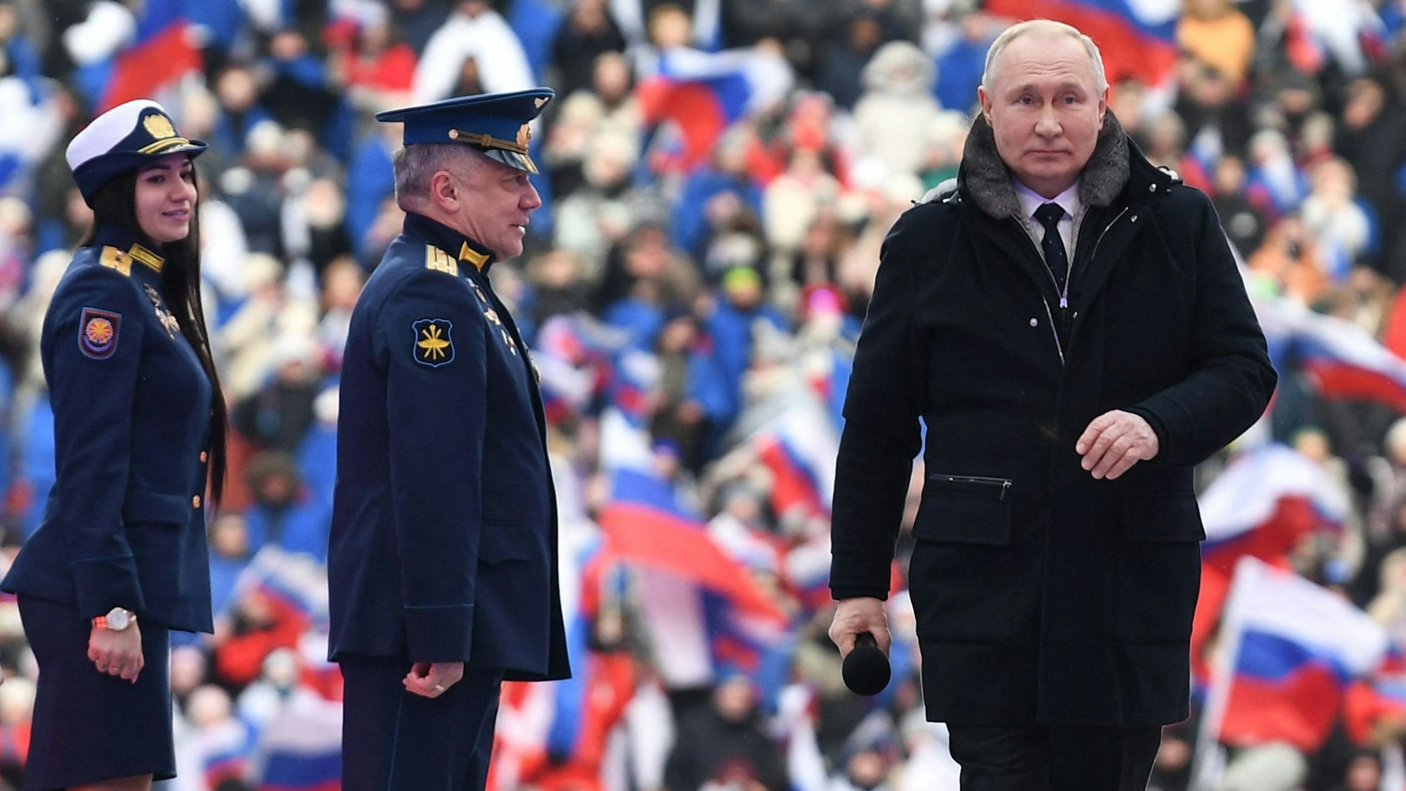 Kremlchef Wladimir Putin auf der Bühne im Moskauer Luschniki-Stadion.