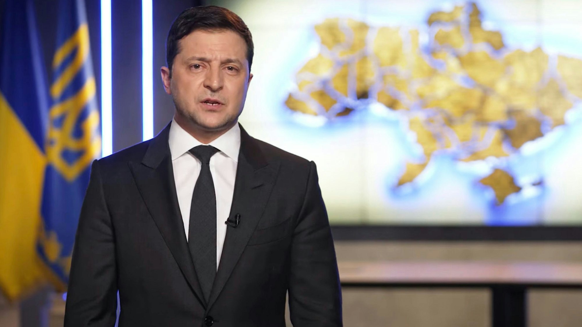 Am 24. Februar 2022 sprach der ukrainische Präsident Wolodymyr Selenskyj in einer Live-Fernsehsendung zur Nation und rief das Kriegsrecht aus.