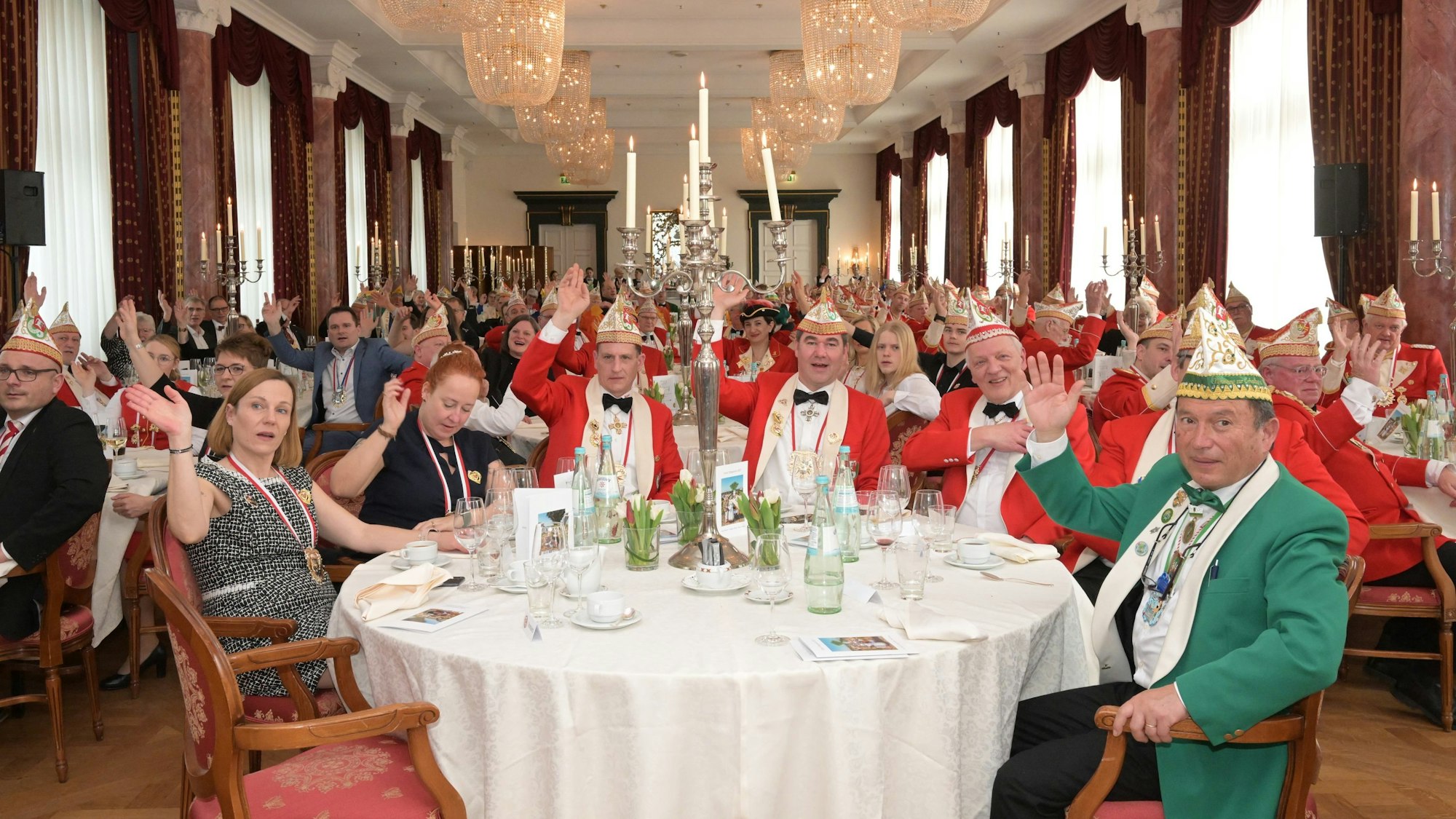 Volles Haus im Ballsaal des Grandhotels Schloss Bensberg.