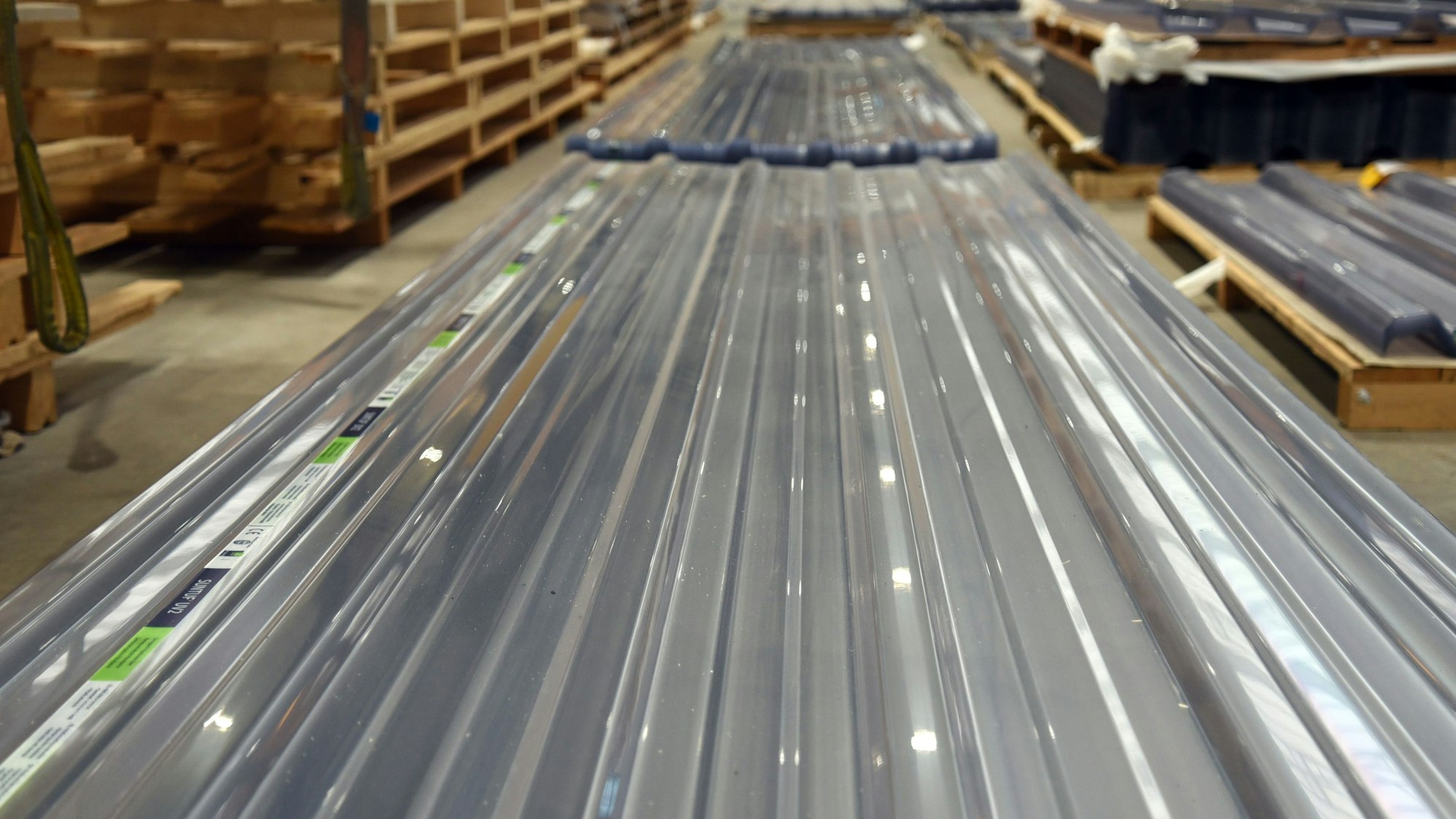 Aus den Stahlrollen entstehen lange Profilbleche.