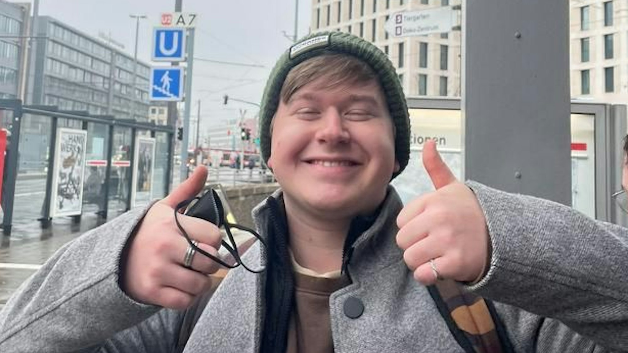 Ein Junge zeigt beide Daumen hoch.