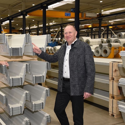 Lars Pfeiffer und Heiko Mahle vor ihren Metallprofilen.