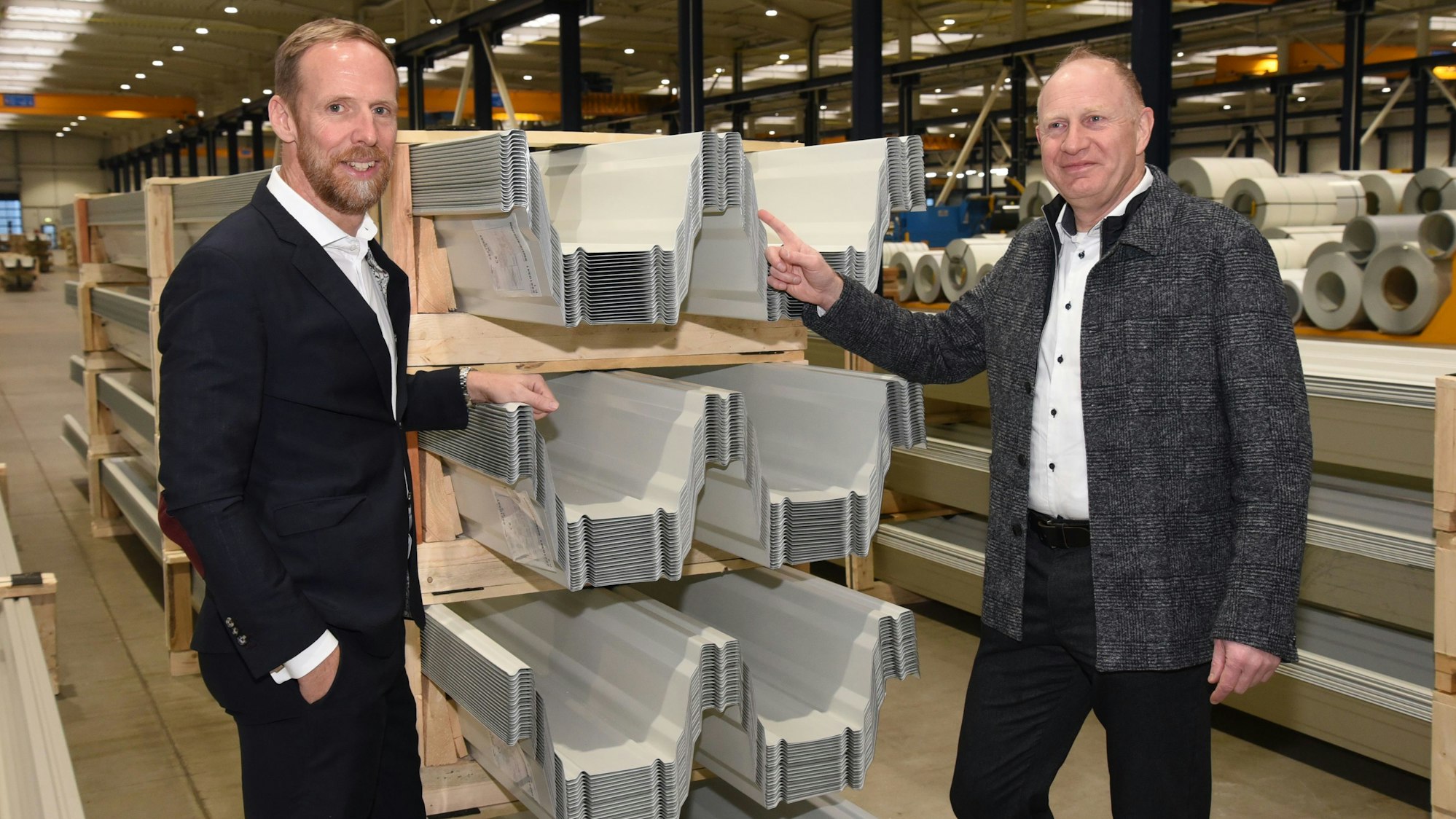 Lars Pfeiffer und Heiko Mahle vor ihren Metallprofilen.