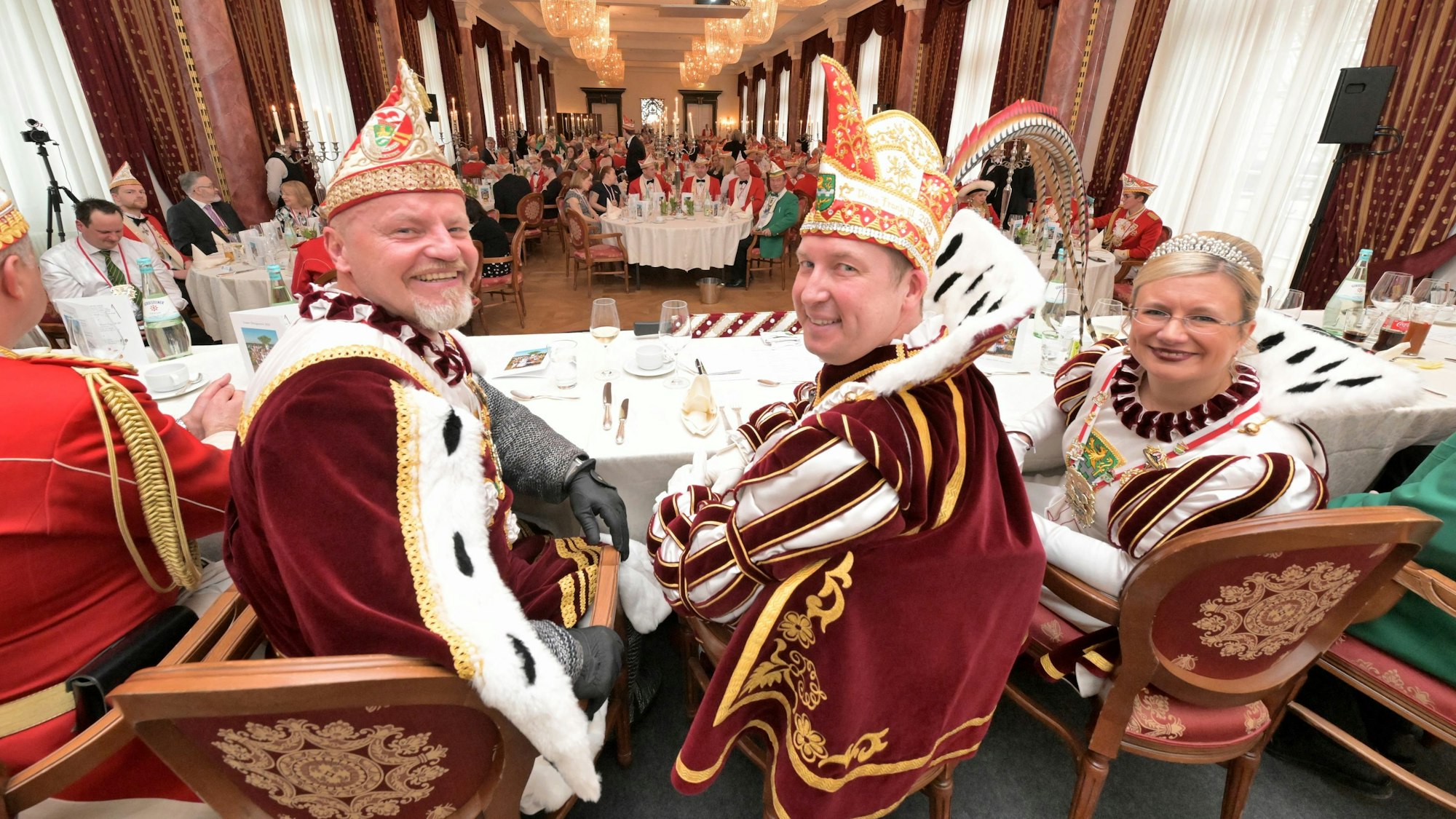 Das Bergisch Gladbacher Dreigestirn sitzt am Tisch bei der Karnevalsnachlese.